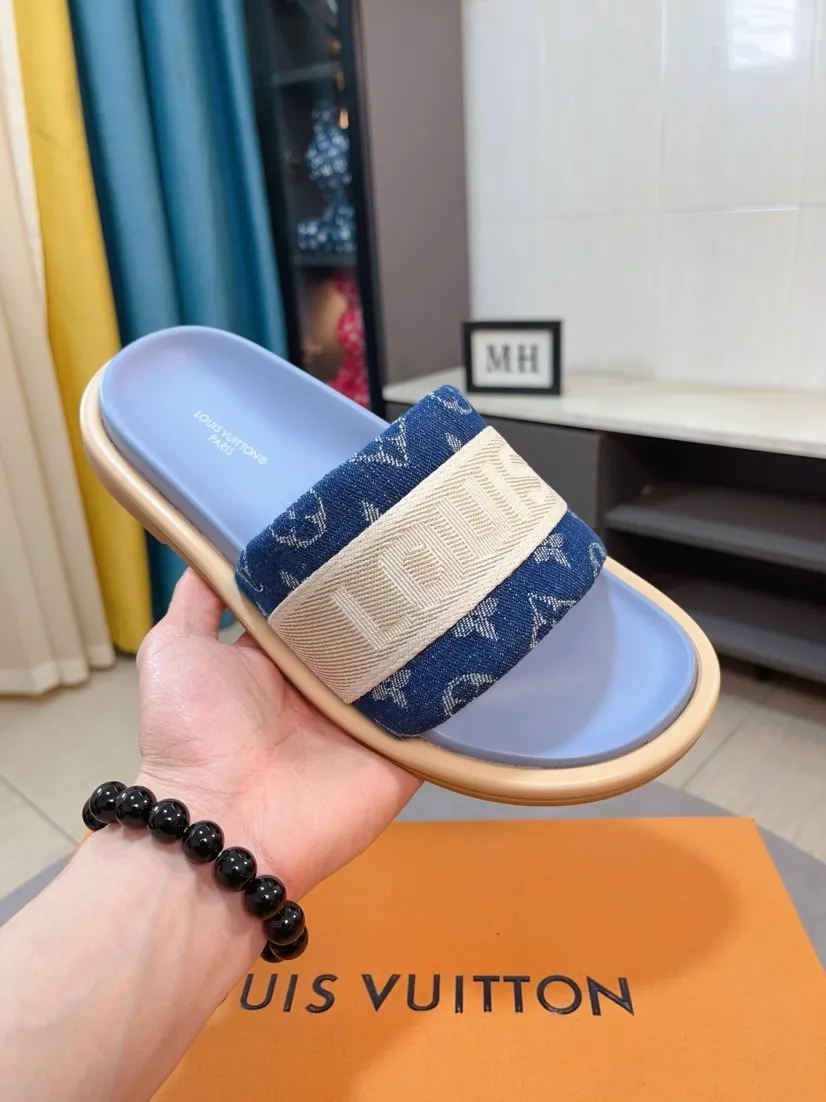 Ex-factory price 360🌹🌹 (lv-Louis Vuitton) New men's slippers, high-end boutique, exquisite embossed logo decoration on the upper, fine workmanship, super soft soles, casual, loose and comfortable, a must-have in summer! \nsize：38-44